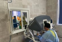 Львівські медики за допомогою робота-хірурга врятували  підлітку з рідкісною пухлиною