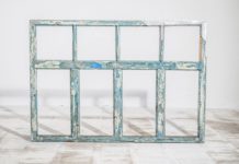 Французький художник перетворює понівечені меблі на “мовчазних свідків” війни в Україні